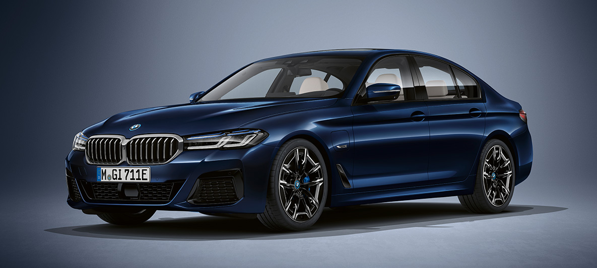 Teinte Individual de la BMW Série 5 Berline G30 BMW Série 5 Berline Individual G30 restylage 2020, vue de trois quarts avant, à l'arrêt