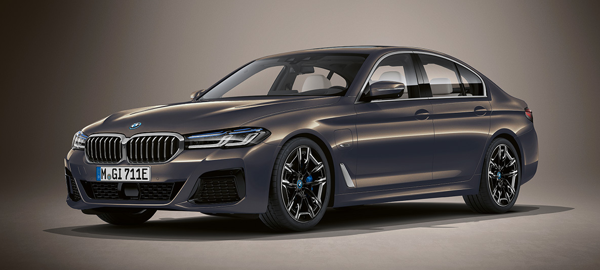Teinte Individual de la BMW Série 5 Berline G30 BMW Série 5 Berline Individual G30 restylage 2020, vue de trois quarts avant, à l'arrêt