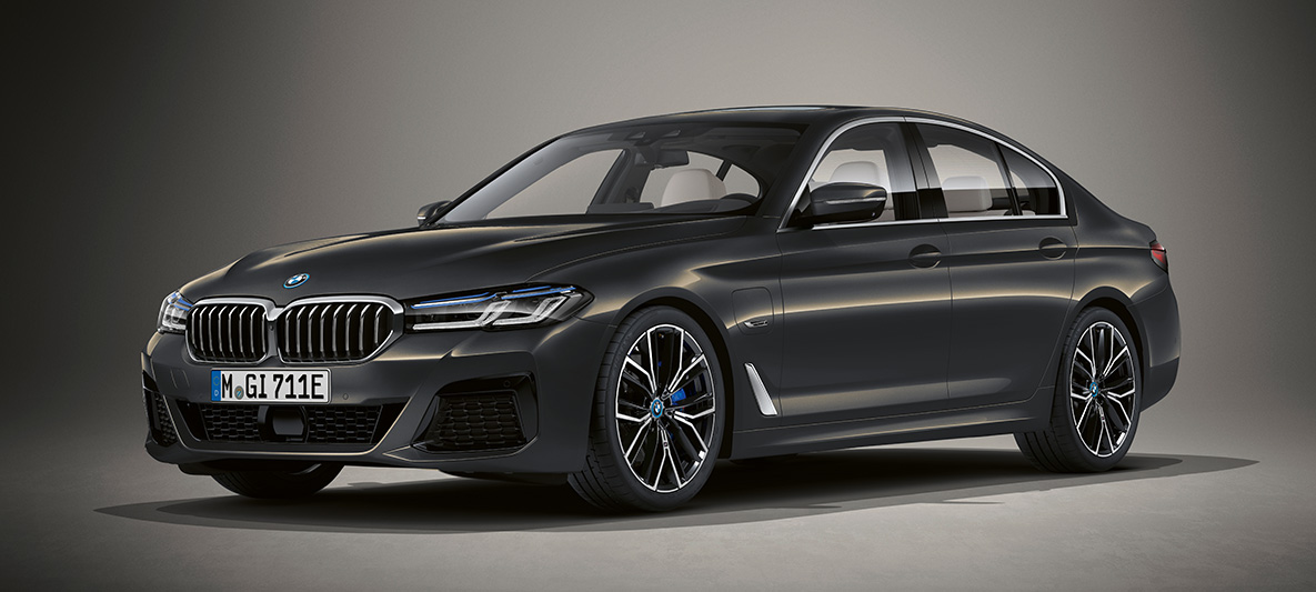 Teinte Individual de la BMW Série 5 Berline G30 BMW Série 5 Berline Individual G30 restylage 2020, vue de trois quarts avant, à l'arrêt