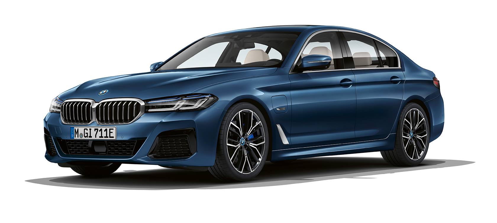 BMW Série 5 Berline G30, à l'arrêt. BMW Série 5 Berline G30 restylage 2020, vue de trois quarts avant, à l'arrêt