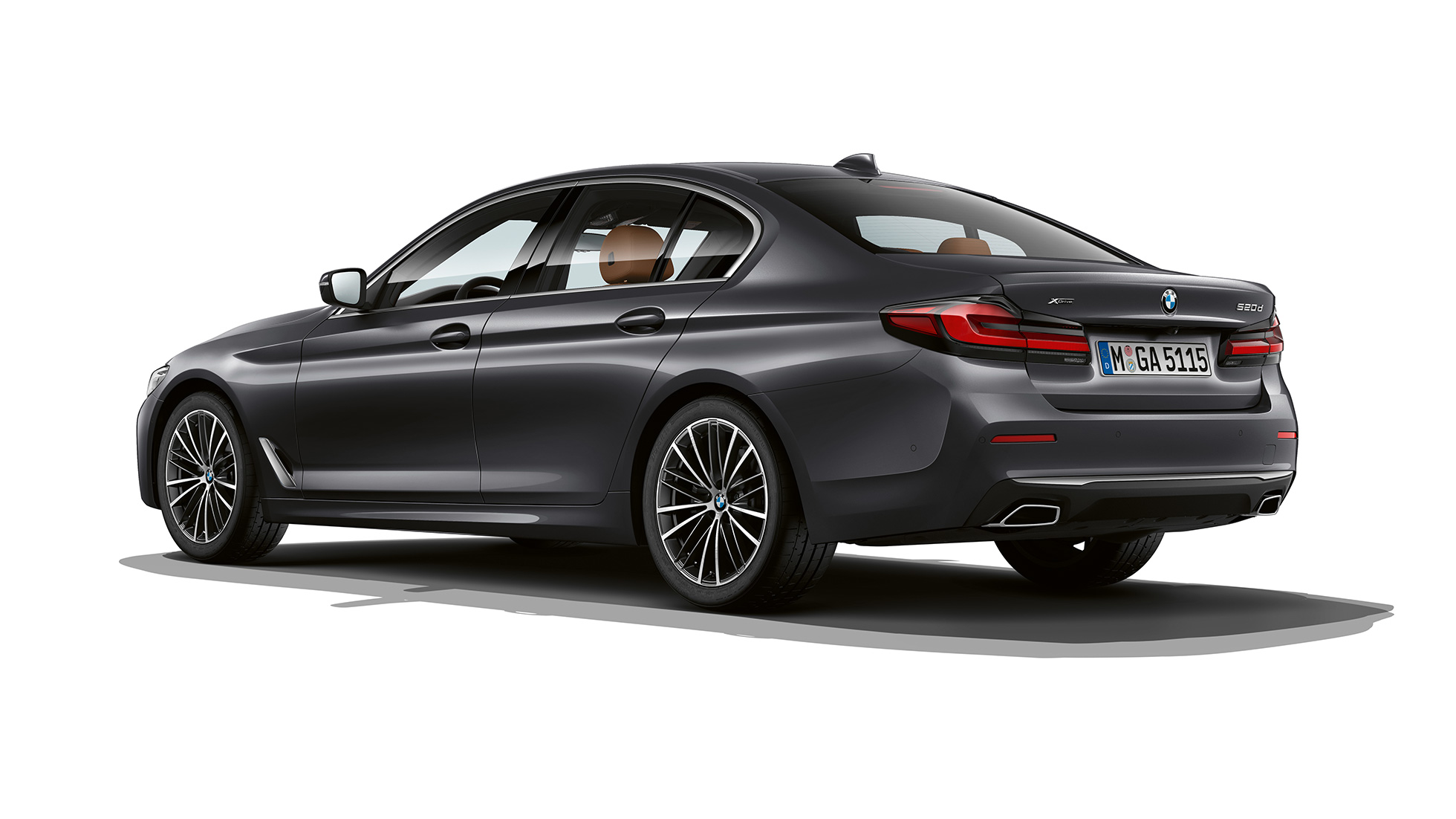 Équipement de base de la BMW Série 5 Berline G30, arrière Équipement de base de la BMW Série 5 Berline 540i G30 2020 en Sophistograu, vue de trois quarts arrière