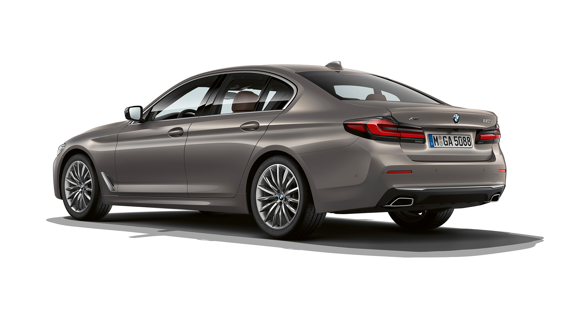 Modèle Luxury de la BMW Série 5 Berline G30, arrière Modèle Luxury de la BMW Série 5 Berline 520d xDrive G30 2020 en Berninagrau, vue de trois quarts arrière