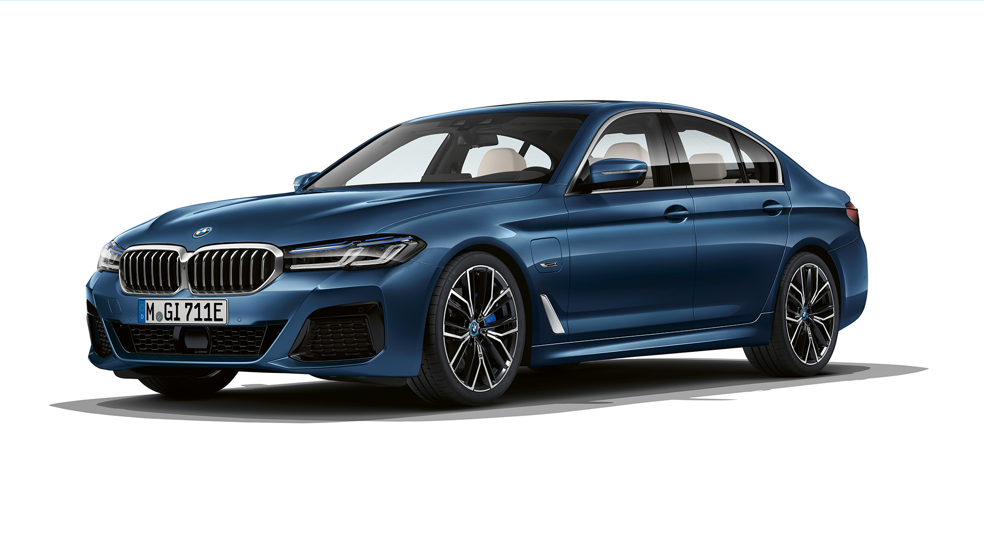 Kit M Sport de la BMW Série 5 Berline Plug-in Hybrid, avant Kit M Sport de la BMW Série 5 Berline 520d xDrive G30 2020 en Alpinweiß, vue de trois quarts avant
