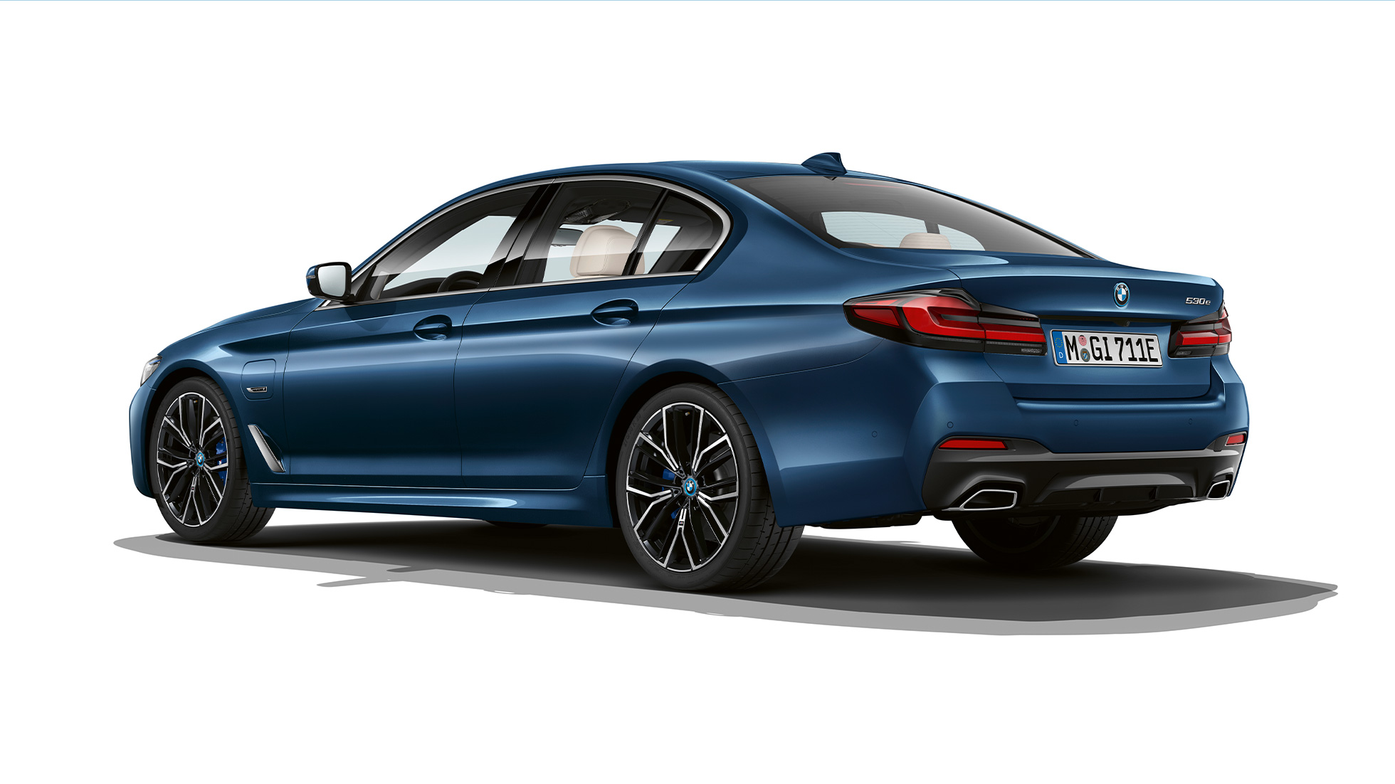 Kit M Sport de la BMW Série 5 Plug-in Hybrid Berline, arrière Kit M Sport de la BMW Série 5 Berline 520d xDrive G30 2020 en Alpinweiß, vue de trois quarts arrière