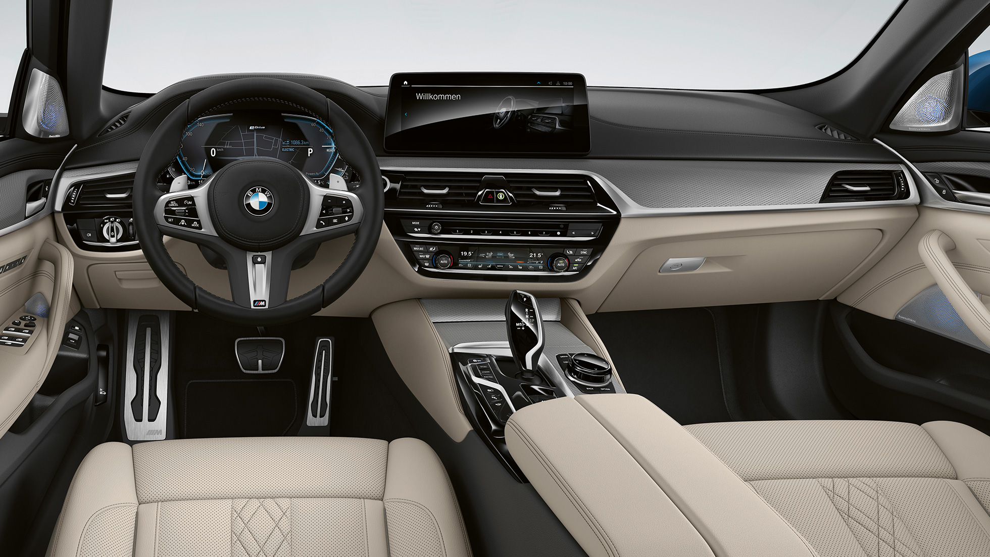 Kit M Sport de la BMW Série 5 Plug-in Hybrid Berline G30, habitacle Kit M Sport de la BMW Série 5 Berline 520d xDrive G30 2020, cuir Dakota Schwarz avec surpiqûres contrastées en Blau, habitacle