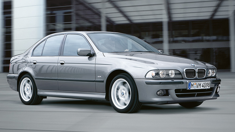 BMW Série 5 Berline (E39) vue de trois quarts de profil en conduite BMW Série 5 Berline (E39) vue de trois quarts de profil en conduite