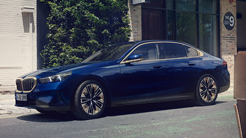 BMW Série  Berline (G30) vue de trois quarts de profil à l’arrêt