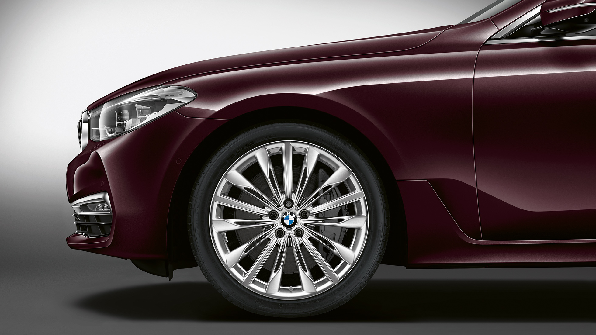 BMW Série 6 Gran Turismo G32 Luxury Line vue de profil avant et poupe BMW Série 6 Gran Turismo G32 2017 Luxury Line Royal Burgundy Red vue de profil avant avec jantes BMW en alliage léger à multirayons 644