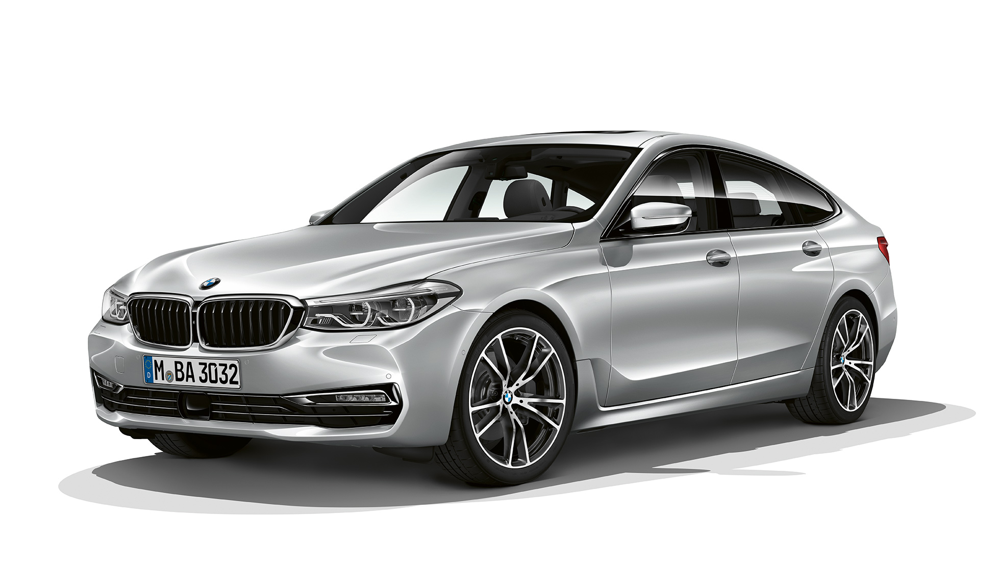 BMW Série 6 Gran Turismo G32 Sport Line vue de trois quarts avant BMW Série 6 Gran Turismo G32 2017 Sport Line Glaciersilber metallic vue de trois quarts avant