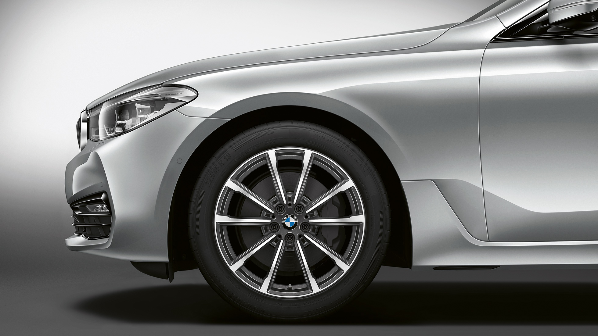 BMW Série 6 Gran Turismo G32 Sport Line vue de profil avant et poupe BMW Série 6 Gran Turismo G32 2017 Sport Line Glaciersilber metallic vue de profil avant avec jantes en alliage léger à rayons en V 685