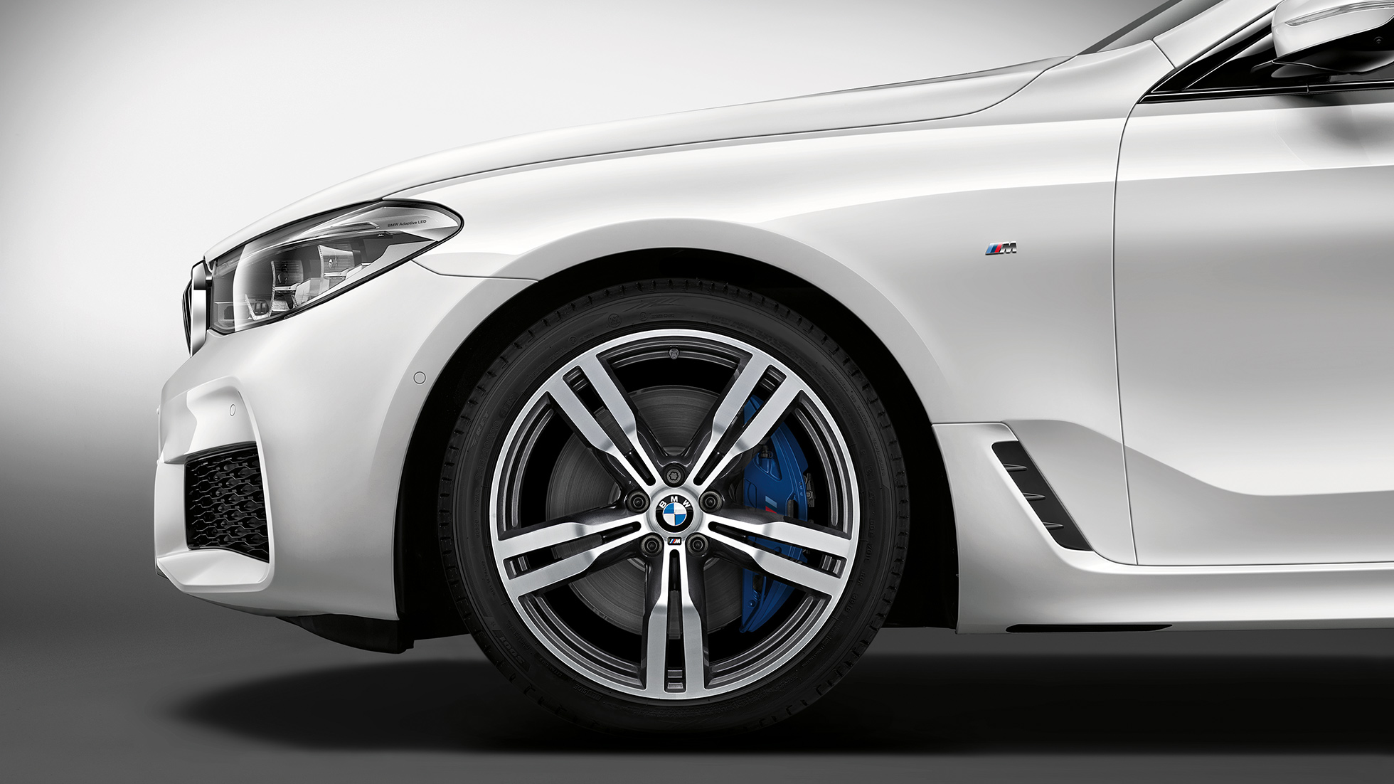 BMW Série 6 Gran Turismo G32 Kit M Sport vue de profil avant et poupe BMW Série 6 Gran Turismo G32 2017 Kit M Sport Mineralweiß metallic vue latérale avant avec jantes en alliage léger à doubles rayons 647 M