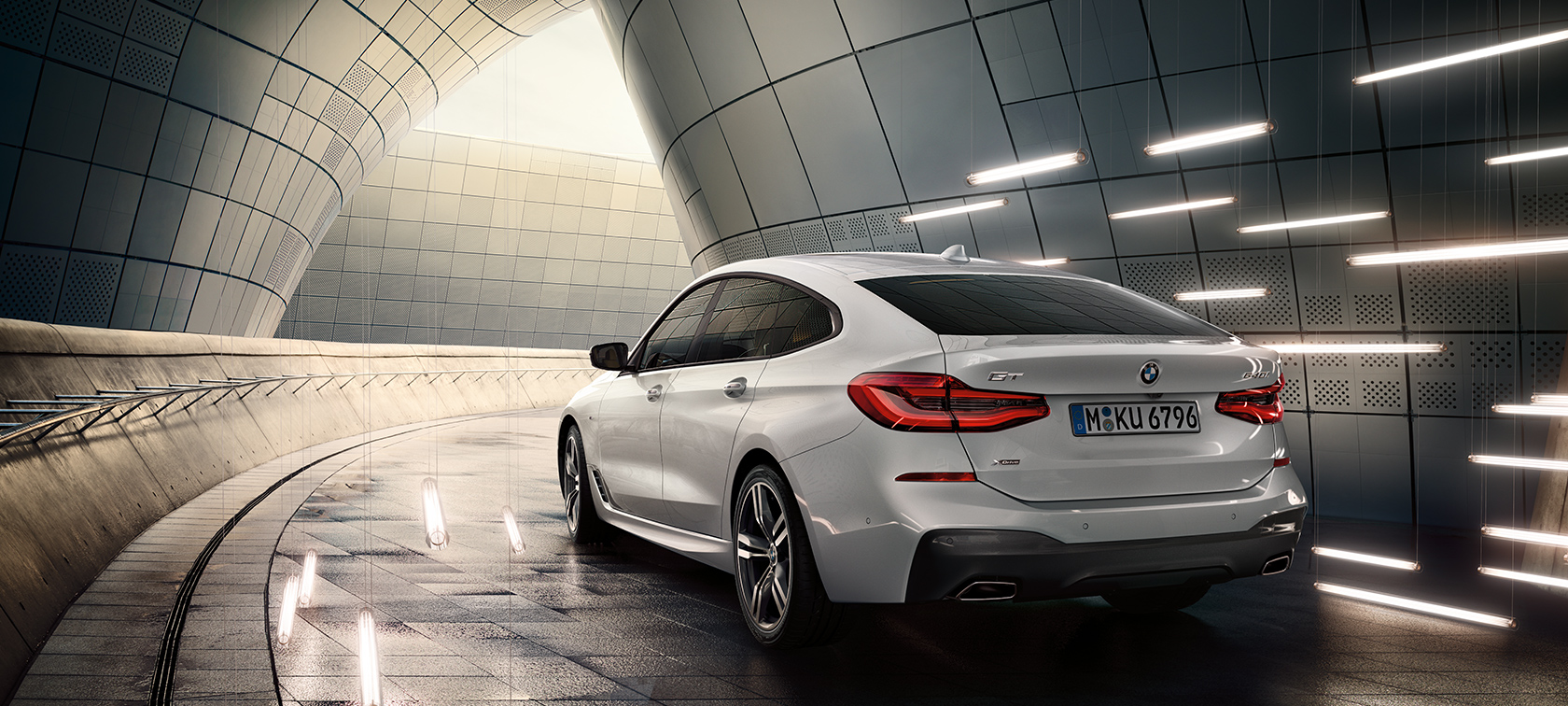 BMW Série 6 Gran Turismo G32 vue de trois quarts arrière BMW Série 6 Gran Turismo G32 2017 Mineralweiß metallic vue de trois quarts arrière