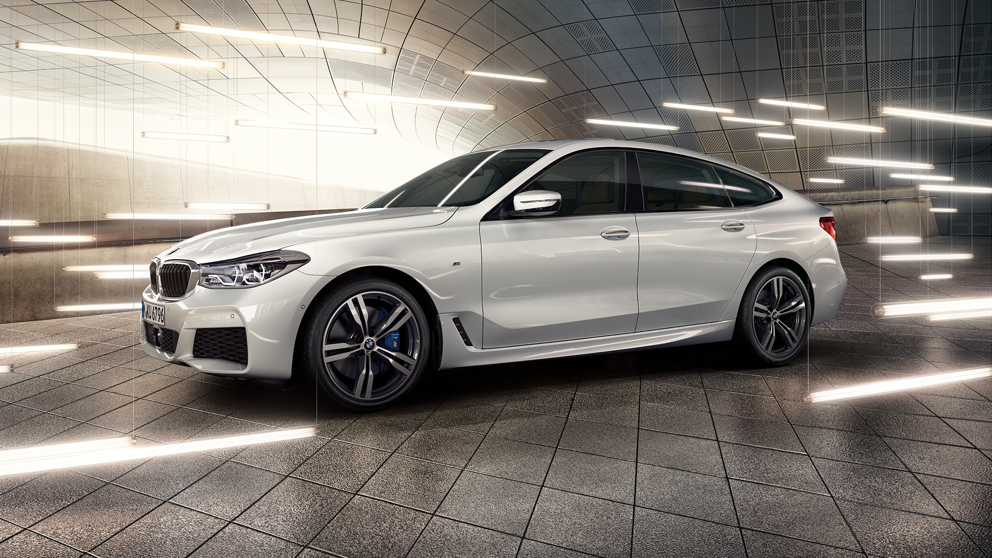 BMW Série 6 Gran Turismo G32 Vue latérale BMW Série 6 Gran Turismo G32 2017 Mineralweiß metallic vue latérale avec partie avant
