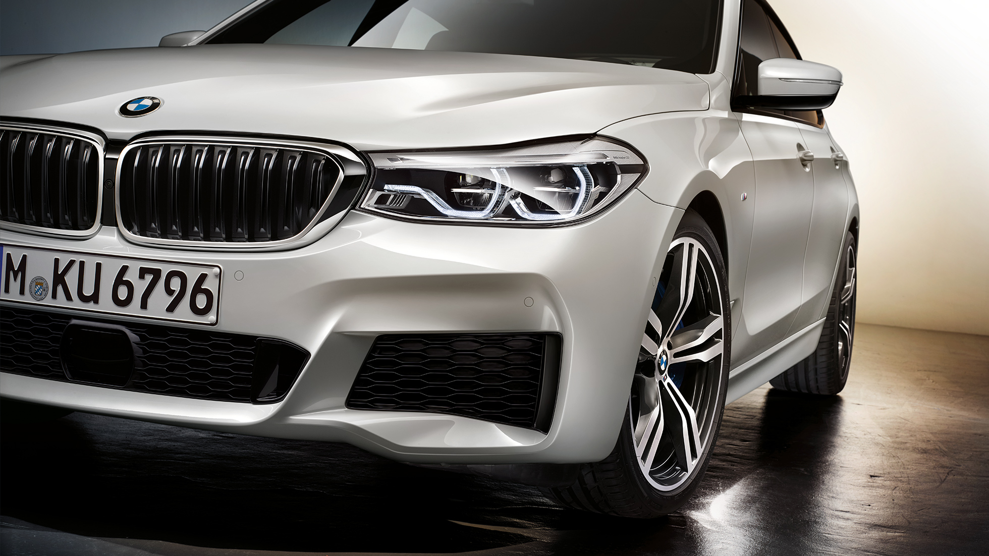 BMW Série 6 Gran Turismo G32 vue en gros plan avant BMW Série 6 Gran Turismo G32 2017 Mineralweiß metallic vue en gros plan avant
