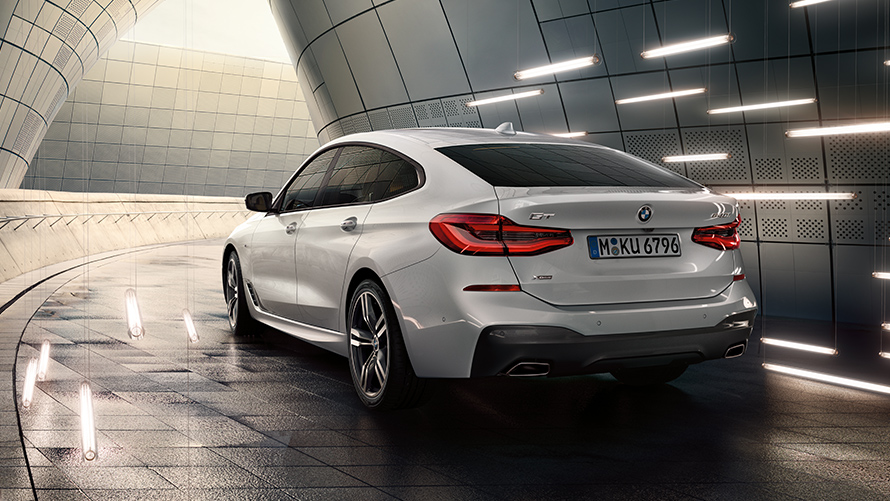 BMW Série 6 Gran Turismo G32 vue de trois quarts arrière BMW Série 6 Gran Turismo G32 2017 Mineralweiß metallic vue de trois quarts arrière