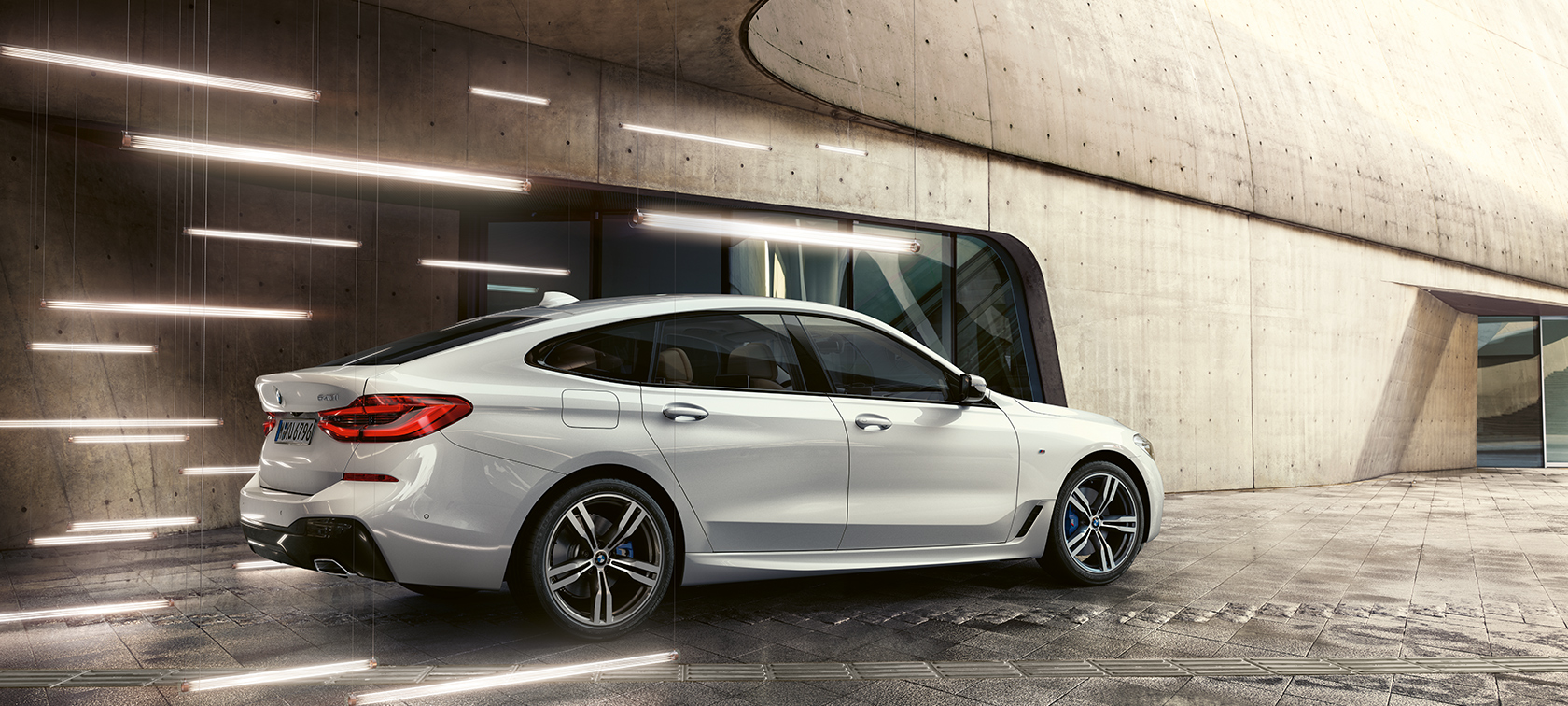 BMW Série 6 Gran Turismo G32 vue de trois quarts arrière BMW Série 6 Gran Turismo G32 2017 Mineralweiß metallic vue de trois quarts arrière