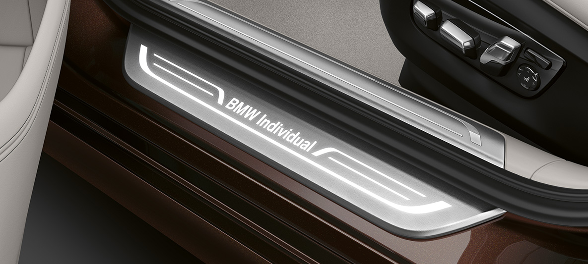 BMW Série 7 Berline Individual, seuils de porte BMW Série 7 Berline : Seuils de porte avec insigne BMW Individual