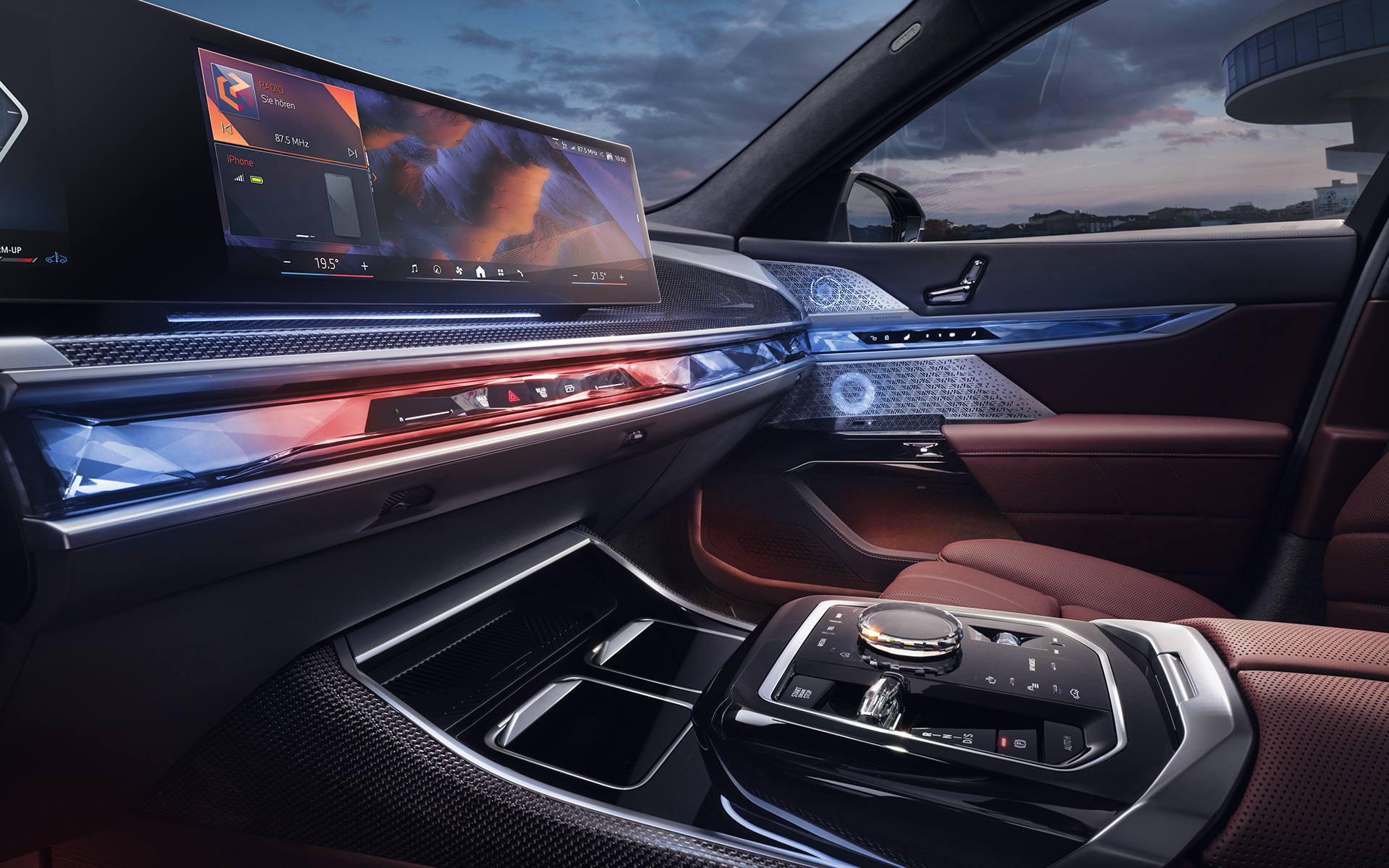 Vue de l’habitacle avant BMW Série 7 Berline G70 ICE 740d kit M Sport BMW Série 7 Berline G70 ICE 740d kit M Sport vue dans l'habitacle avant appliques en verre CraftedClarity et Curved Display