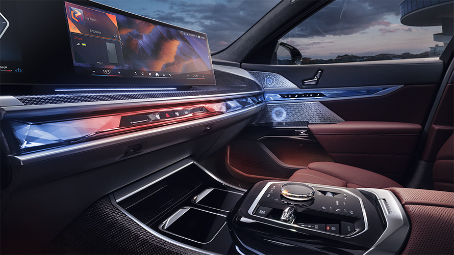 BMW Série 7 Berline G70 ICE 740d kit M Sport vue dans l'habitacle avant appliques en verre CraftedClarity et Curved Display