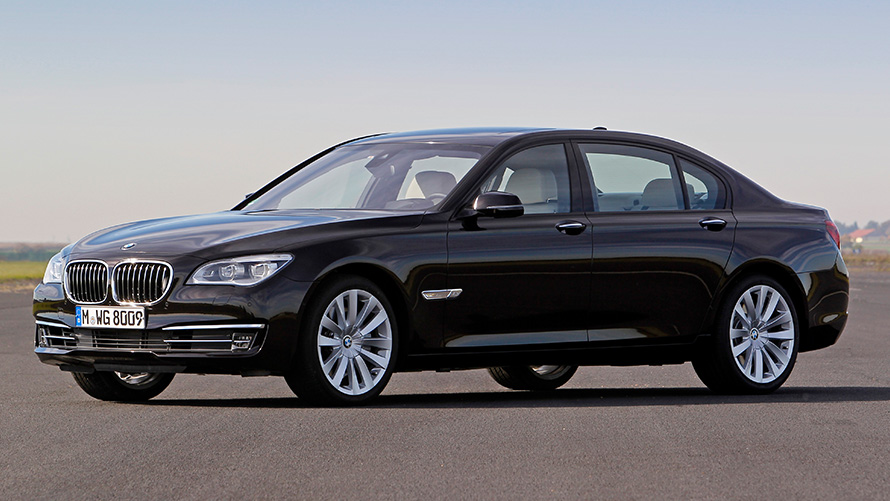BMW Série 7 Berline (F02) vue de profil 7/8 à l’arrêt BMW Série 7 Berline (F02) vue de profil 7/8 à l’arrêt