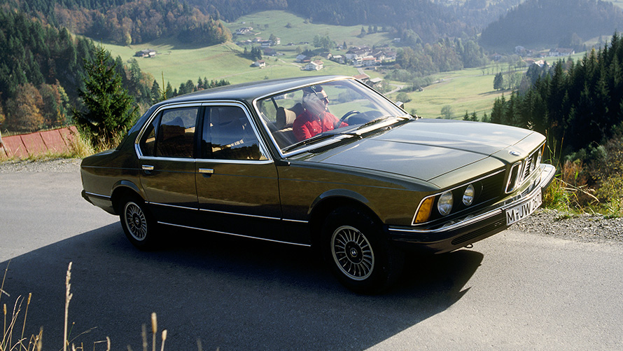 BMW Série 7 Berline (E23) vue 7/8 de profil en conduite BMW Série 7 Berline (E23) vue 7/8 de profil en conduite