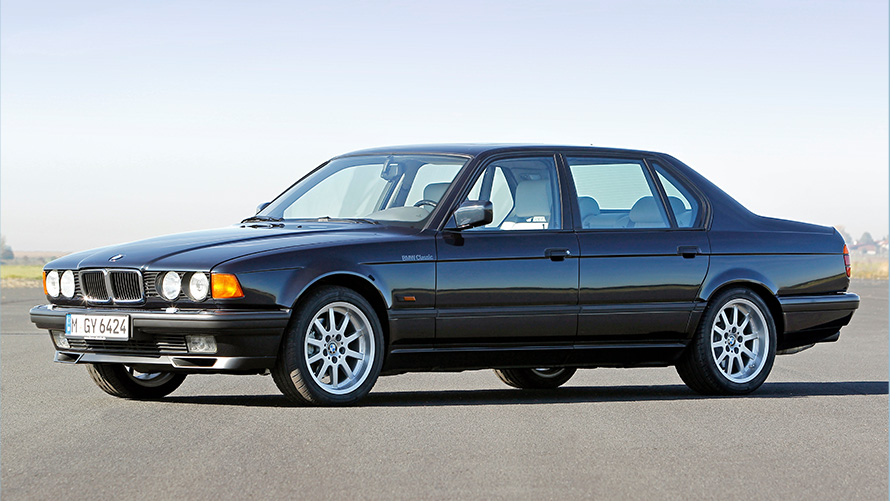 BMW Série 7 Berline (E32) vue de profil 7/8 à l’arrêt BMW Série 7 Berline (E32) vue de profil 7/8 à l’arrêt