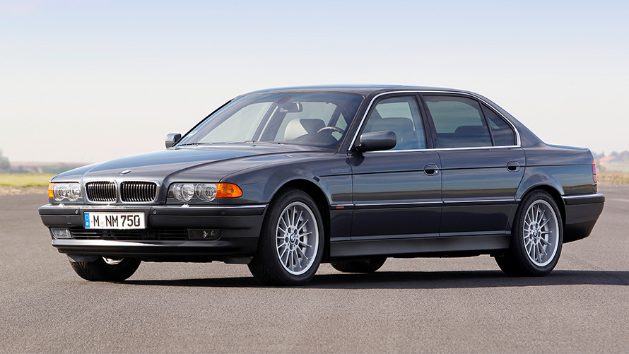 BMW Série 7 Berline (E38) vue de profil 7/8 à l’arrêt BMW Série 7 Berline (E38) vue de profil 7/8 à l’arrêt