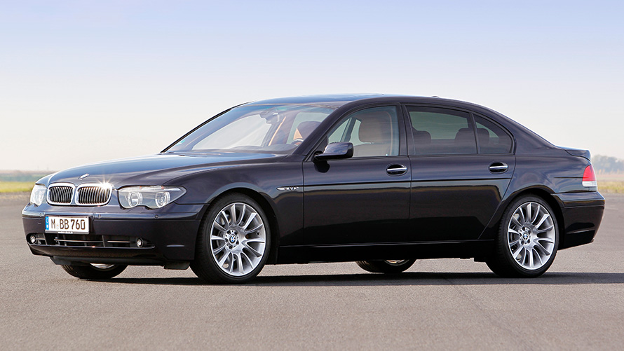 BMW Série 7 Berline (E66) vue de profil 7/8 à l’arrêt BMW Série 7 Berline (E66) vue de profil 7/8 à l’arrêt
