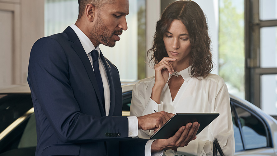 Le collaborateur de service BMW conseille la cliente