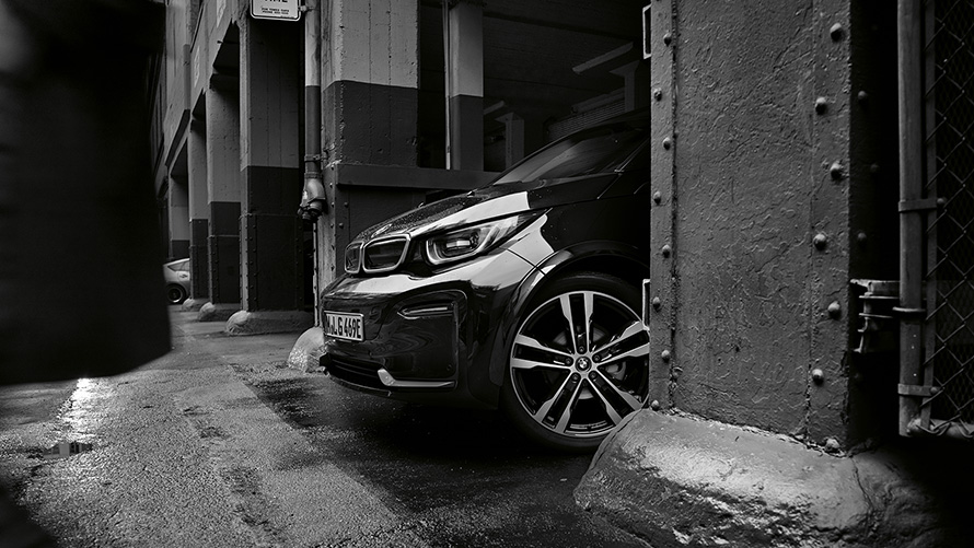 BMW i3s I01 2018 en Fluid Black avec accent BMW i Blau vue latérale avant