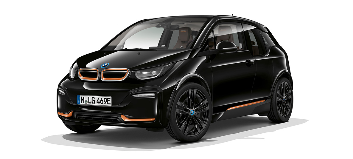 BMW i3s Edition RoadStyle 2019 I01 vue de trois quarts face BMW i3s Edition RoadStyle 2019 I01 en Fluid Black avec accents E-Copper, vue de trois quarts avant