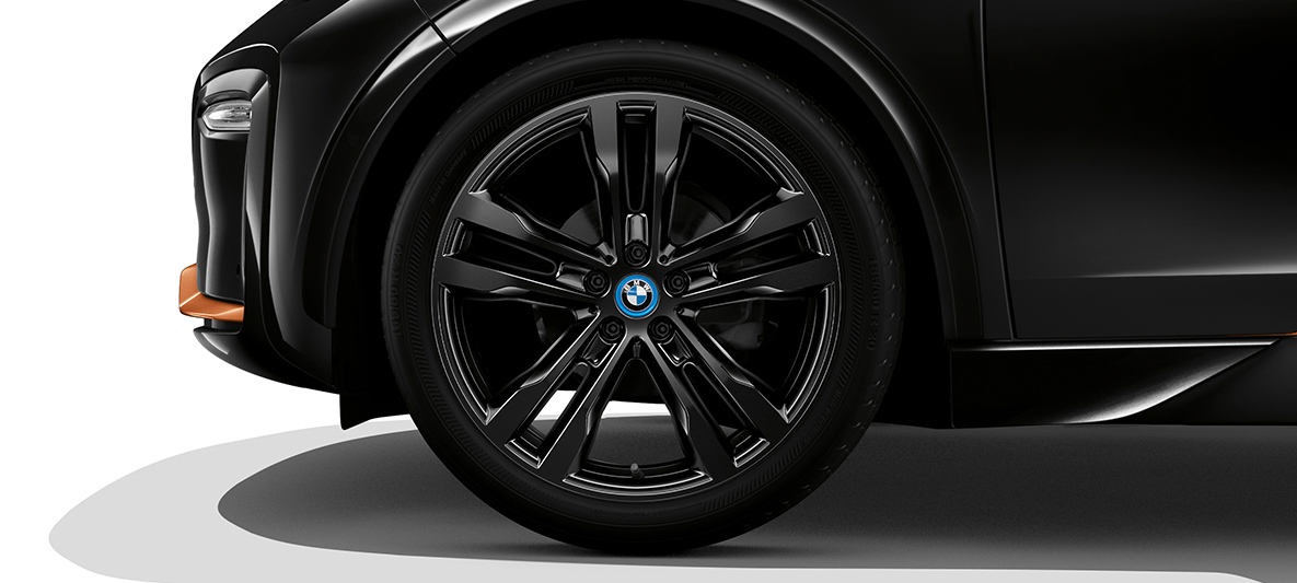 BMW i3s Edition RoadStyle 2019 vue de profil avant avec jantes BMW i3s Edition RoadStyle 2019 I01 en Fluid Black avec accents E-Copper, vue de profil avant avec jantes