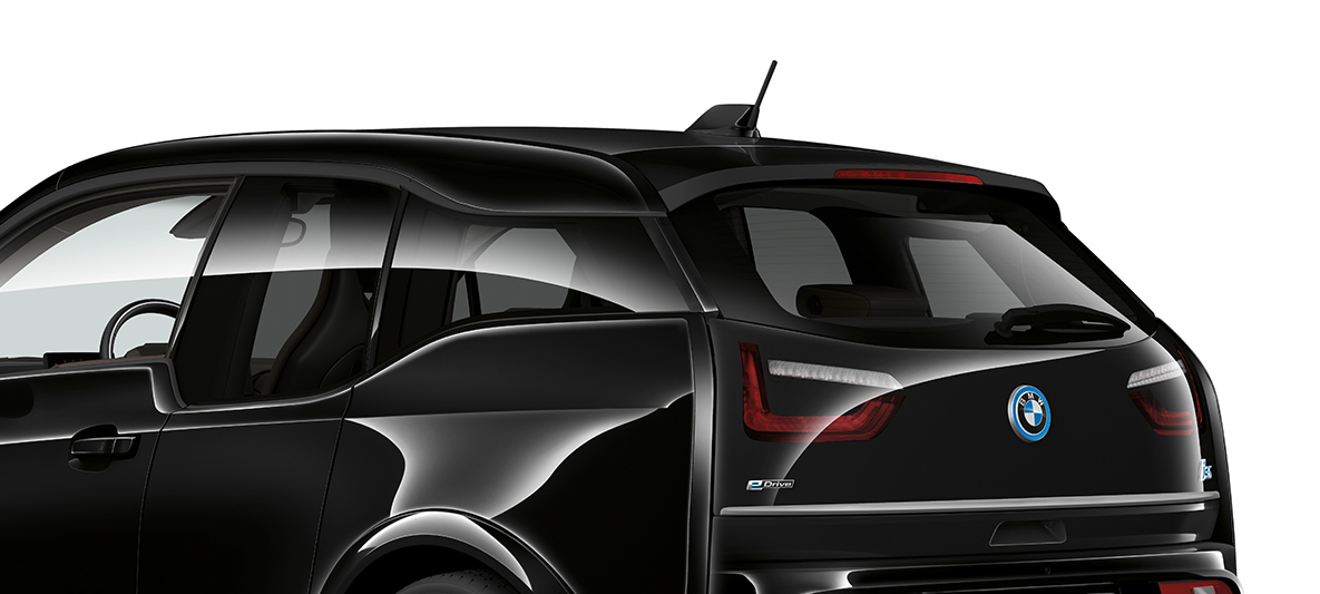 BMW i3s Edition RoadStyle 2019 vue de trois quarts arrière BMW i3s Edition RoadStyle 2019 I01 en Fluid Black avec accents E-Copper, vue de trois quarts arrière