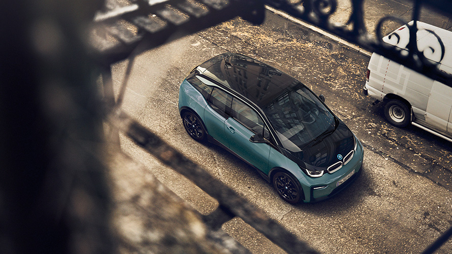 BMW i3 I01 2018 Jucarobeige avec accent Frozen Grey metallic vue en plongée du toit en carbone