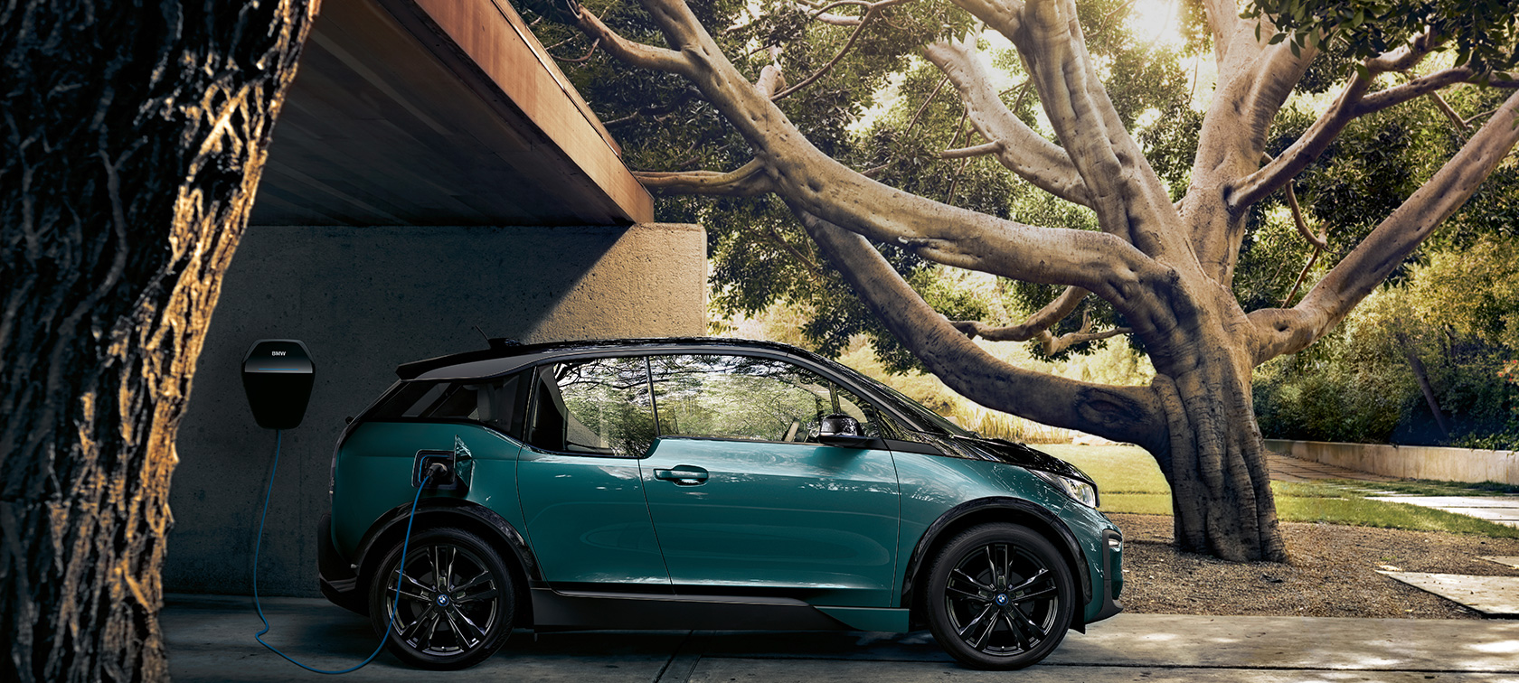 BMW i3 2018 vue avant BMW i3 I01 2018 Jucarobeige avec accent Frozen Grey metallic vue de face, roulant dans un décor urbain