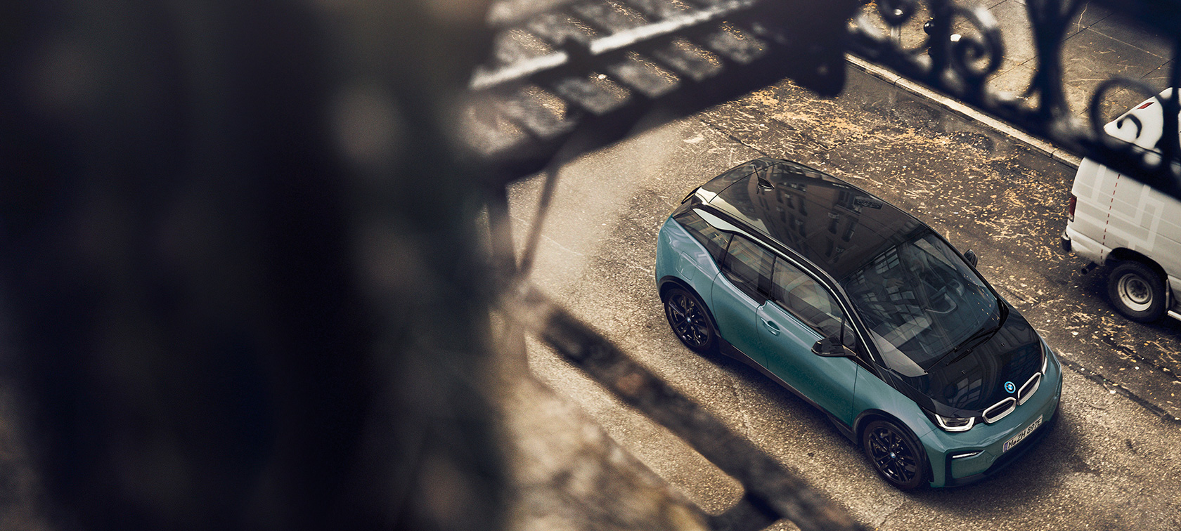 BMW i3 I01 2018 Jucarobeige avec accent Frozen Grey metallic vue en plongée du toit en carbone