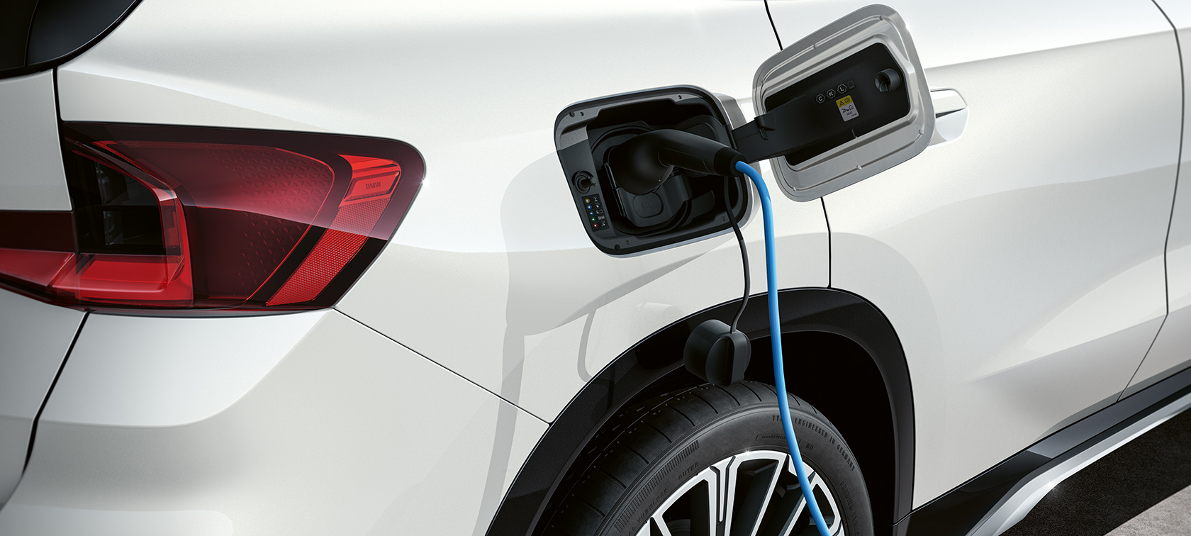 BMW iX1 U11 BEV 2022 Clapet de recharge BMW iX1 U11 BEV 2022 en Mineralweiß metallic Clapet de recharge à recharge ouverte