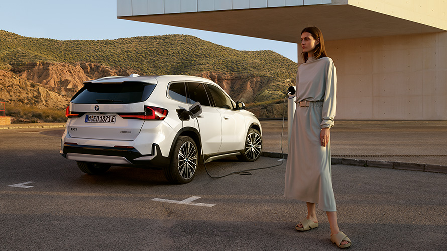 BMW iX1 U11 BEV 2022 en Mineralweiß metallic vue de trois quarts arrière durabilité