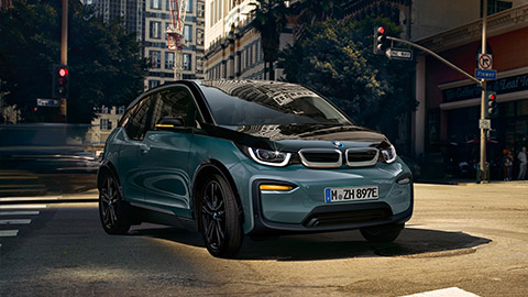 BMW i3 vue de trois quarts de profil à l’arrêt