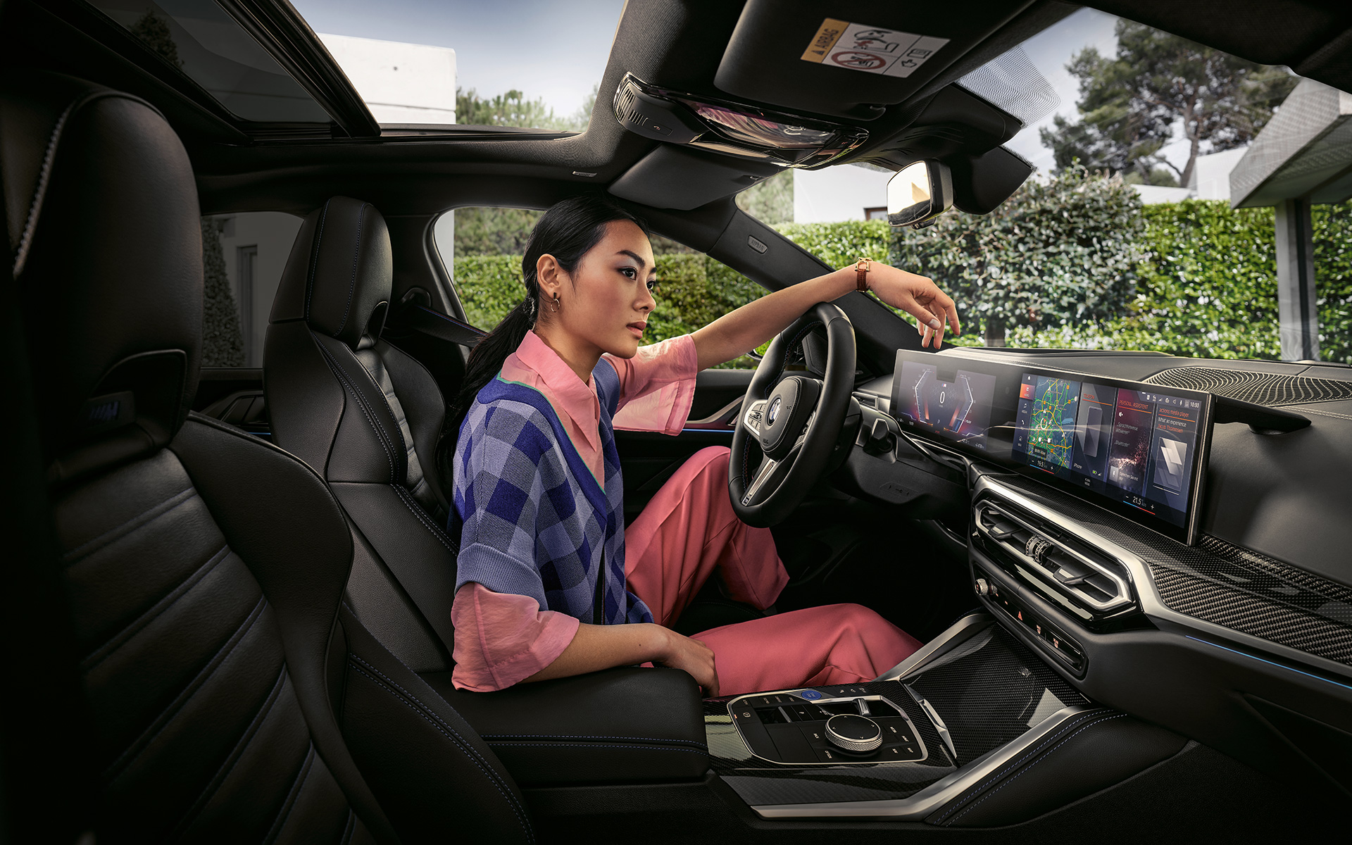 BMW i4 M50 G26 2021 habitacle avec femme sur le siège conducteur