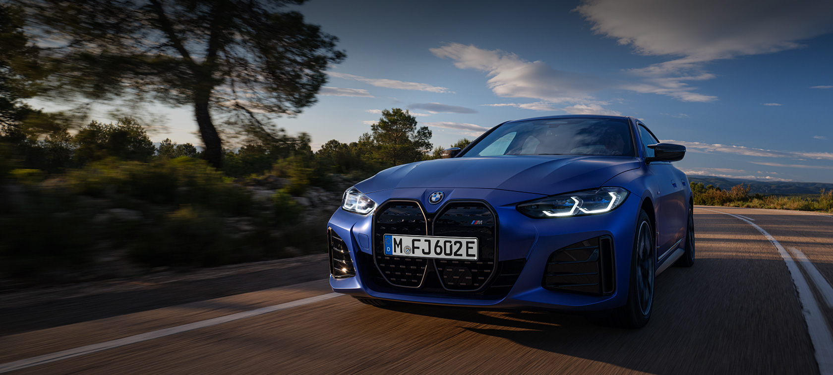 BMW i4 M50 G26 2021 BMW Individual Frozen Portimao Blau metallic, vue de trois quarts avant en mouvement