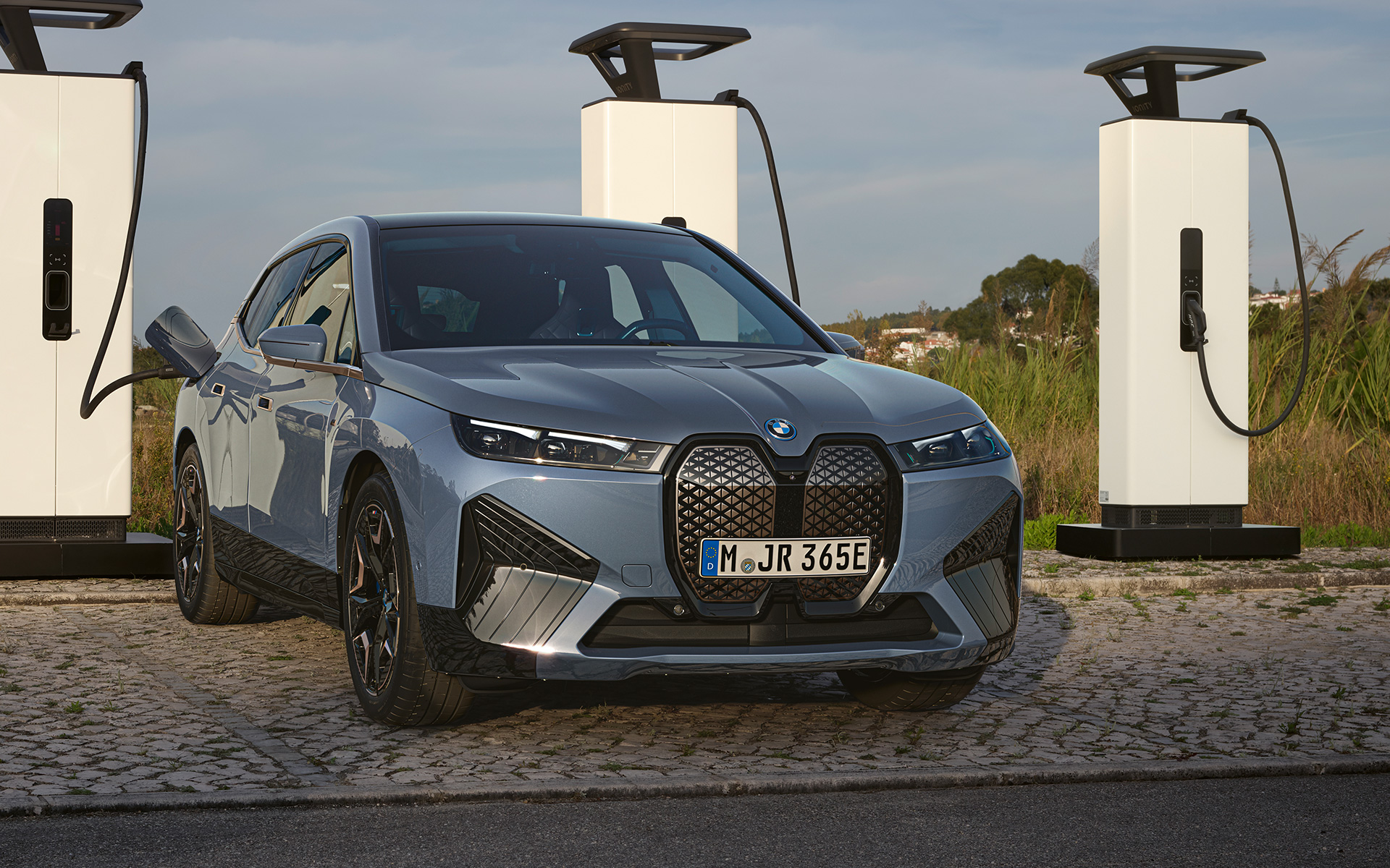 Vue avant de la BMW iX M60 i20 2022 SUV électrique BMW Individual Storm Bay metallic BMW iX M60 i20 2022 SUV électrique voiture électrique BMW Individual Storm Bay metallic vue avant