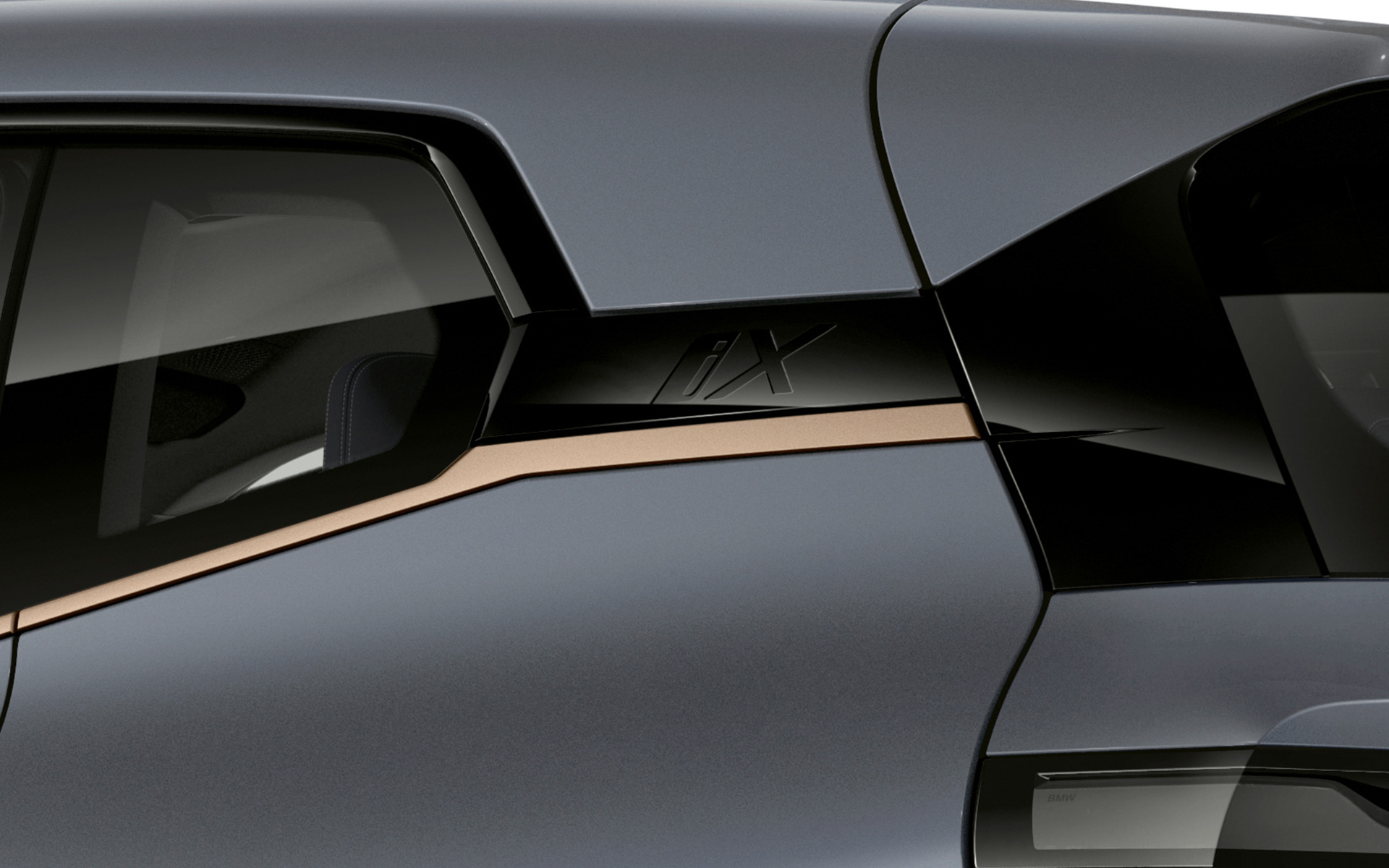 Logo iX BMW Individual Line Titanbronze BMW iX M60 i20 2022 SUV électrique BMW Individual Storm Bay metallic BMW iX M60 i20 2022 SUV électrique Oxidgrau metallic vue en détail Logo iX pli de Hofmeister BMW Individual Line Titanbronze