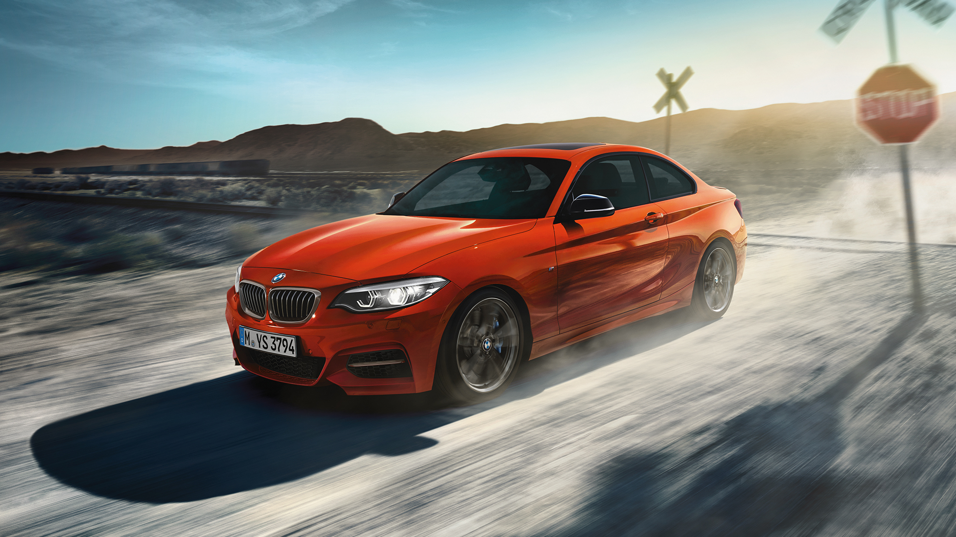 Design de la BMW M240i Coupé Design BMW M240i Coupé F22 2017 Sunset Orange metallic, vue de trois quarts avant