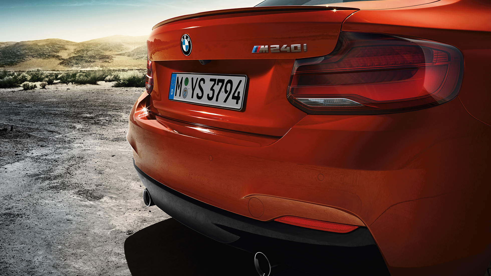 Design arrière de la BMW M240i Coupé Design de l’arrière de la BMW M240i Coupé F22 2017 Sunset Orange metallic vue de trois quarts arrière