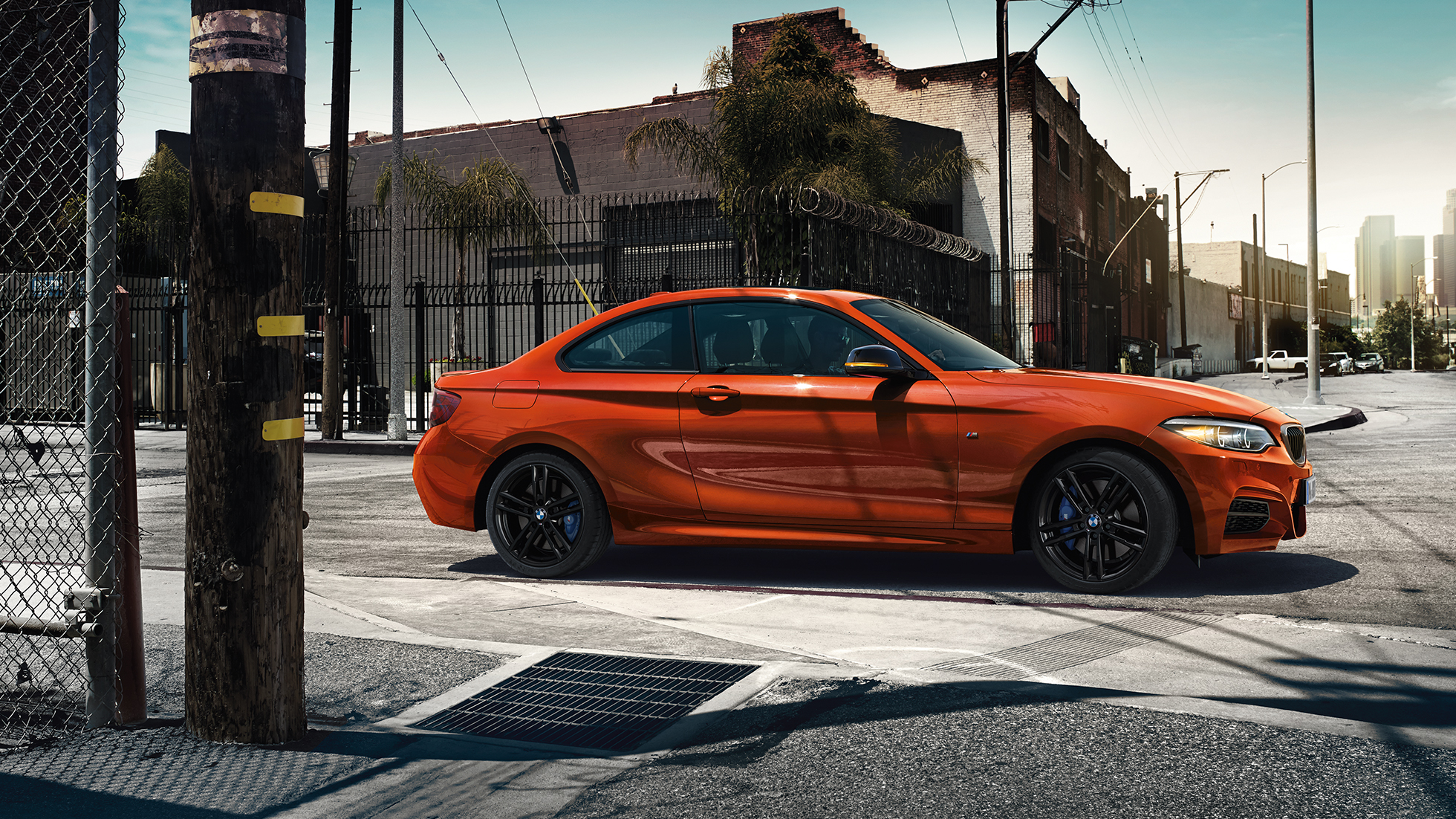 Design du véhicule de la BMW M240i Coupé Design du véhicule de la BMW M240i Coupé F22 2017 Sunset Orange metallic vue de profil
