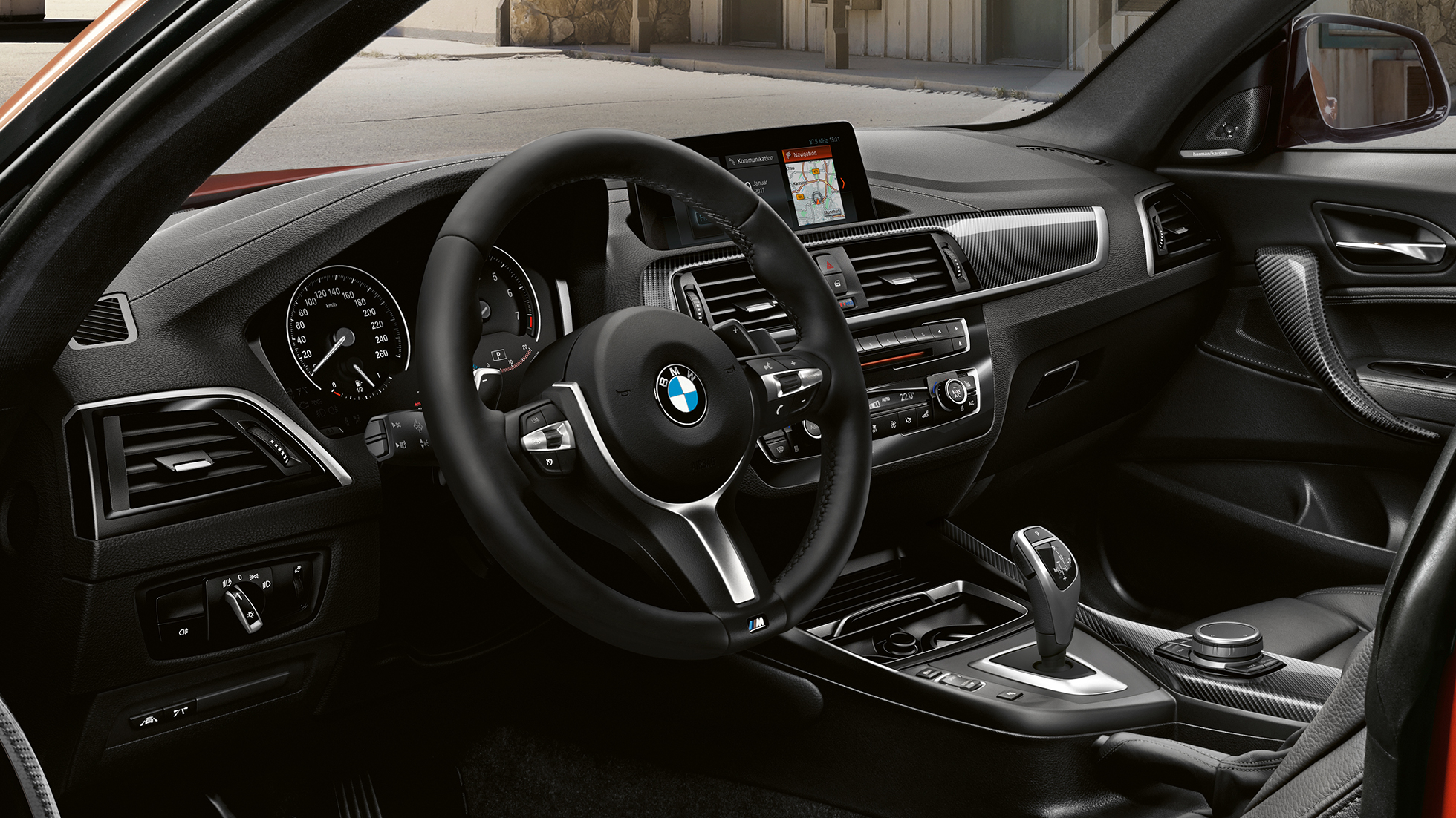 Poste de conduite, BMW M240i Coupé Poste de conduite de la BMW M240i Coupé F22 2017 Sunset Orange metallic, habitacle