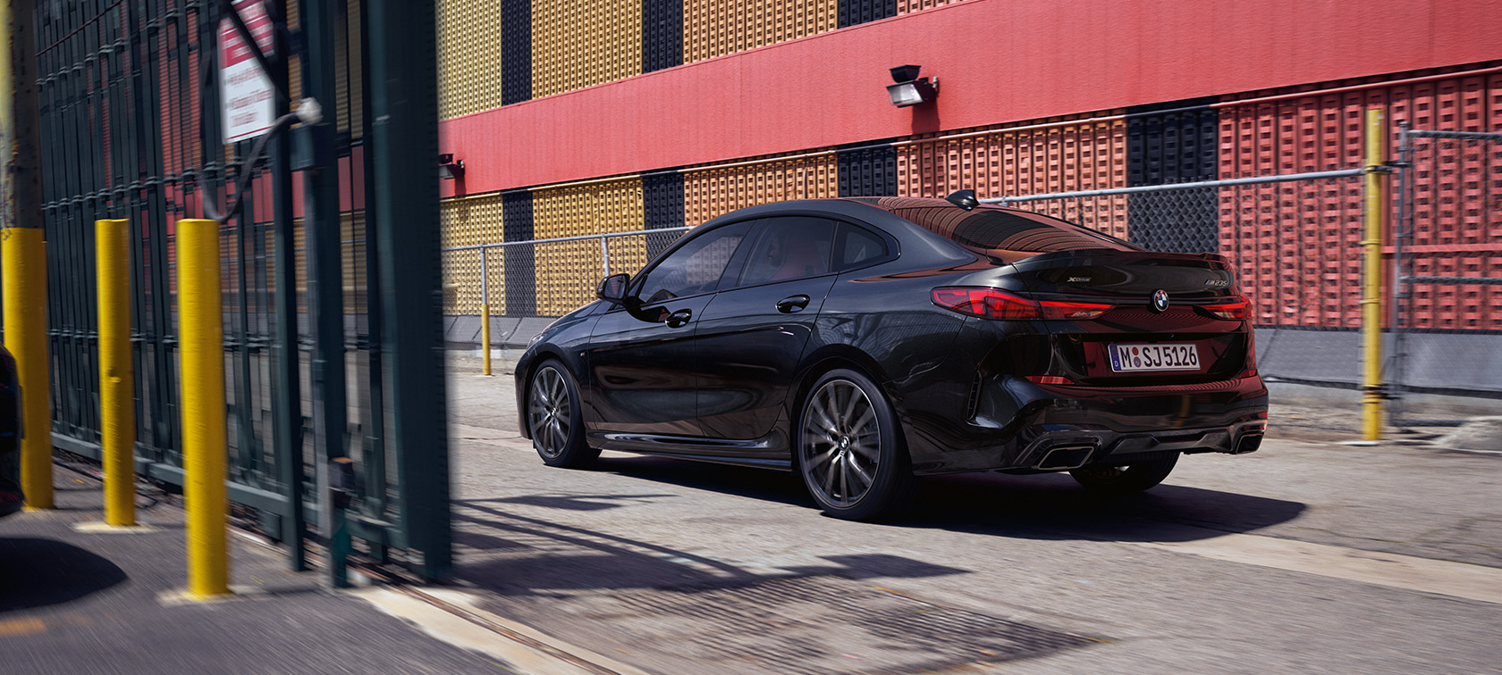 BMW M235i xDrive Gran Coupé F44, vue de trois quarts arrière en mouvement BMW M235i xDrive Gran Coupé F44 en Saphirschwarz metallic, vue de trois quarts arrière en mouvement