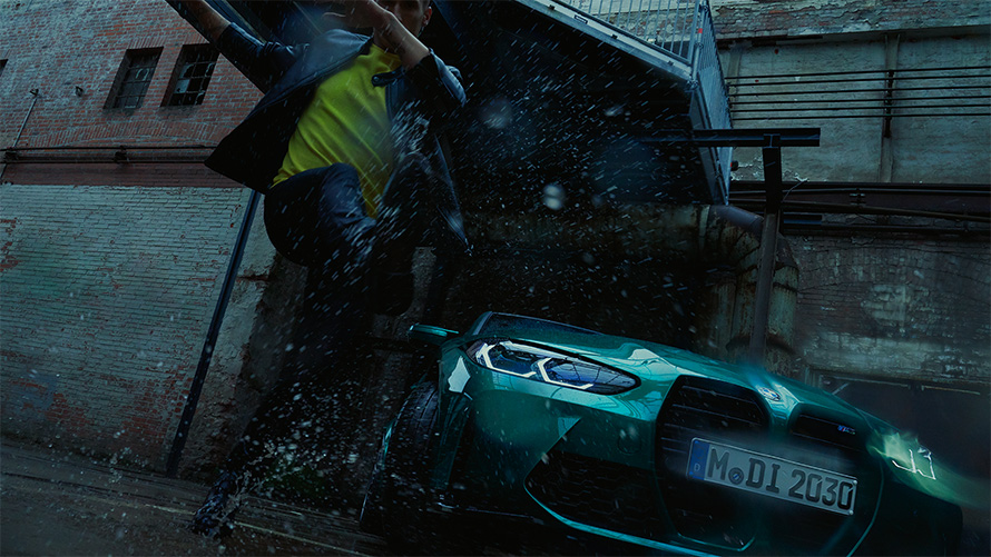 Vue avant de la BMW M3 Berline G80 2020 Isle of Man Green métallisé avec homme sous la pluie