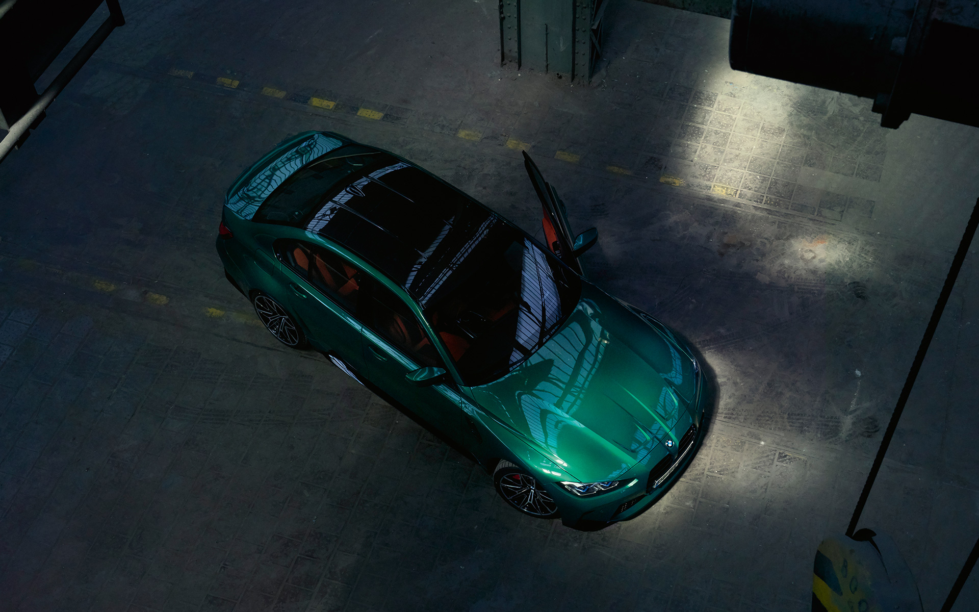 BMW M3 Berline G80 2020 Isle of Man Green métallisé, vue en plongée, toit en carbone